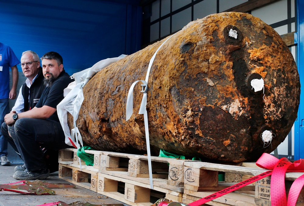 Members of a bomb disposal unit with a 1.8-tonne Second World War bomb after defusing it in Frankfurt in 2017 (AP)