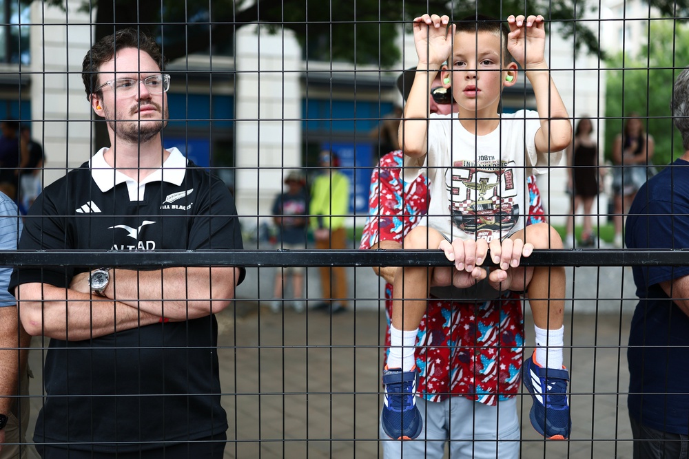 Spectators tried to sneak a peek of the racecars practicing ‘hot laps’ around the circuit in Washington DC (Getty)