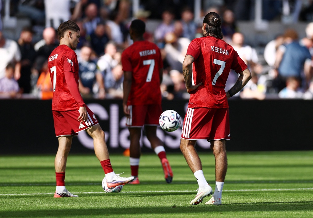 Players wore ‘Keegan 7’ shirts while warming up (Reuters)