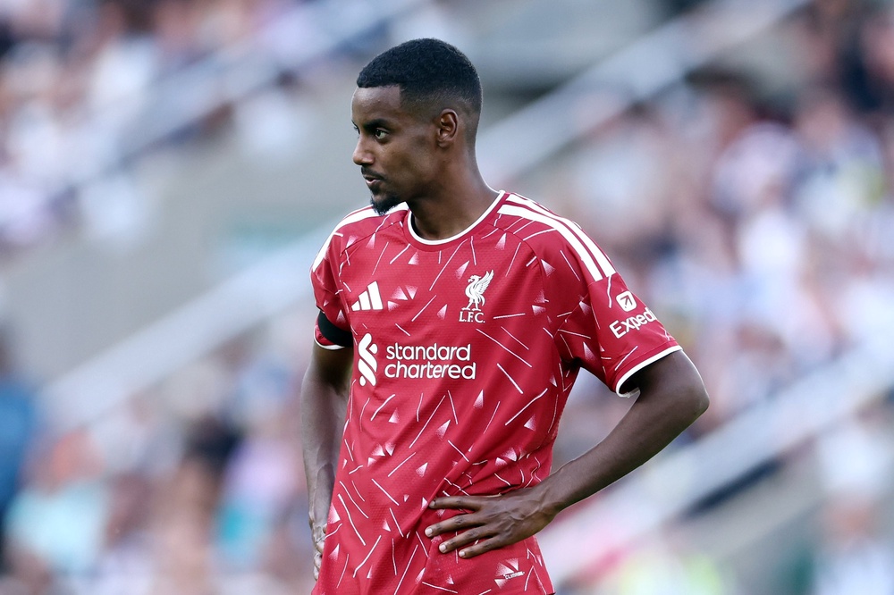 Alexander Isak did not take Liverpool’s last-gasp penalty after an afternoon of anonymity and abuse (Getty)