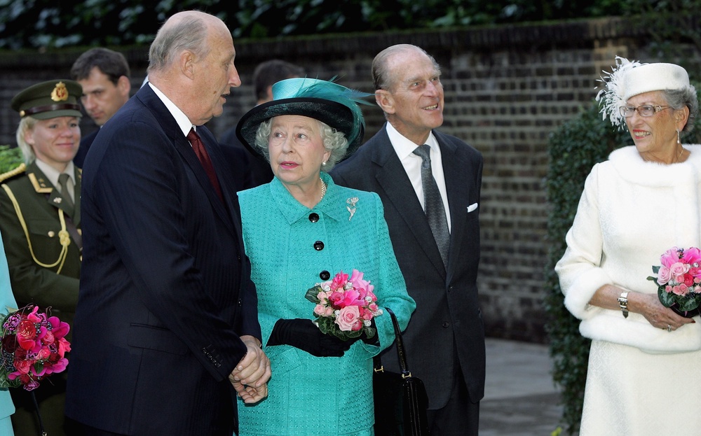 (L-R) King Harald, Her Majesty Queen Elizabeth II and The Duke Of Edinburgh arrive at the Norwegian Ambassador's residence in London in 2005 (Getty)