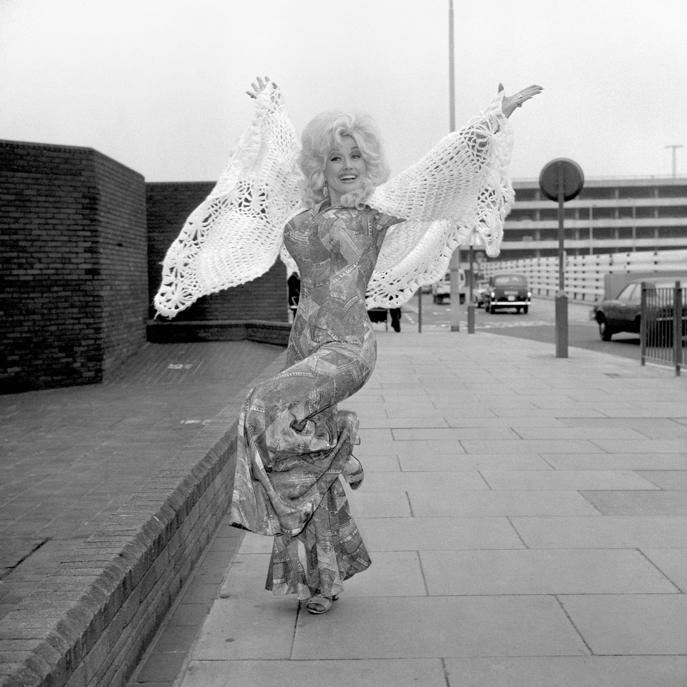 Dolly Parton at Heathrow Airport in 1976 to take part in the eighth International Festival of Country Music at Wembley (PA) (PA Archive)