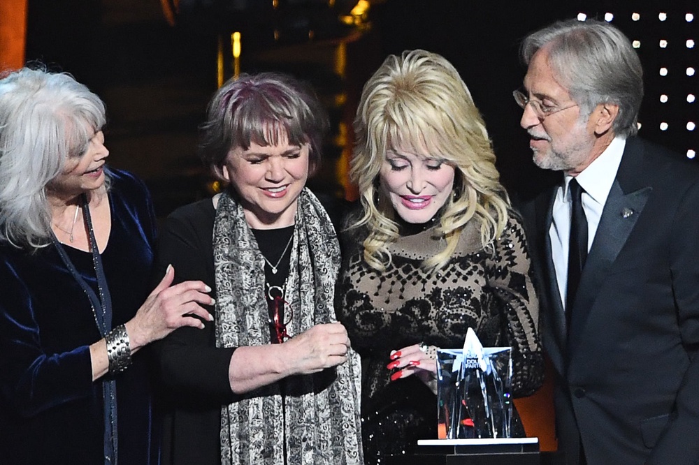 Linda Ronstadt and Dolly Parton, flanked by  Emmylou Harris and The Recording Academy’s Neil Portnow in 2019 (AFP/Getty)