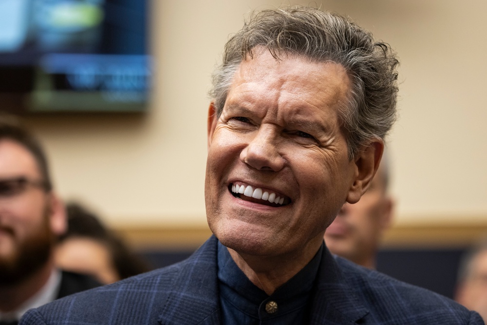 Randy Travis pays tribute to Dolly Parton (Getty Images)
