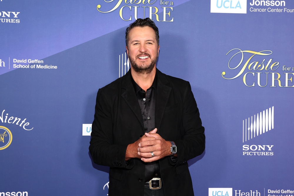 Luke Bryan pays tribute to Dolly Parton (Getty Images for UCLA Jonsson Cancer Center Foundation)