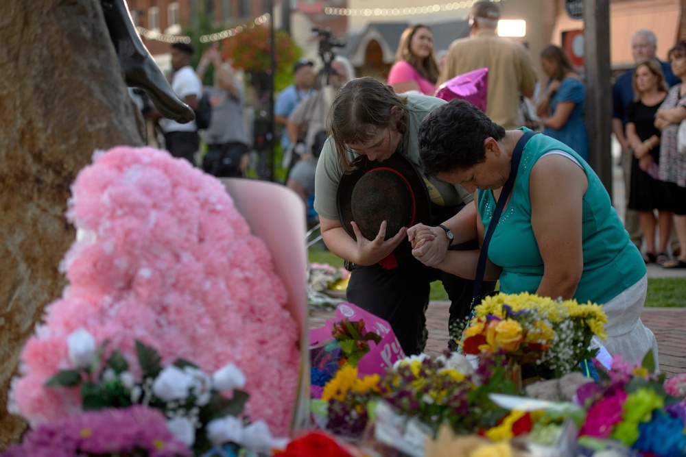 Fans pay tribute to Dolly Parton at her statue situated on the lawn of the Sevier County Courthouse in Sevierville, Tennessee (Getty)