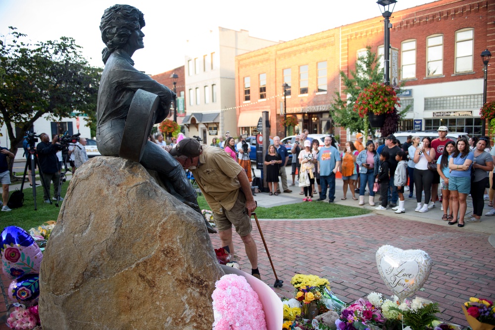 James E. Gambrel pays his respects at a statue of Dolly Parton situated on the lawn of the Sevier County Courthouse on August 25, 2026 in Sevierville, Tennessee (Getty)