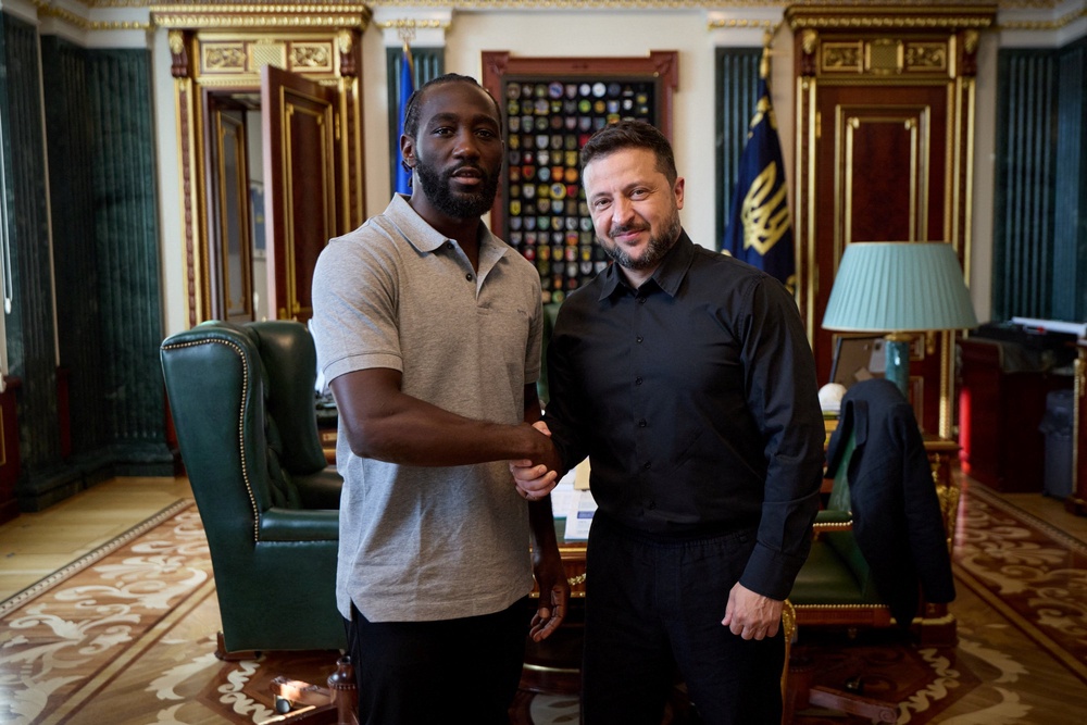 Zelensky shakes hands with former American professional boxer Terence Crawford (Ukrainian Presidential Press Service)