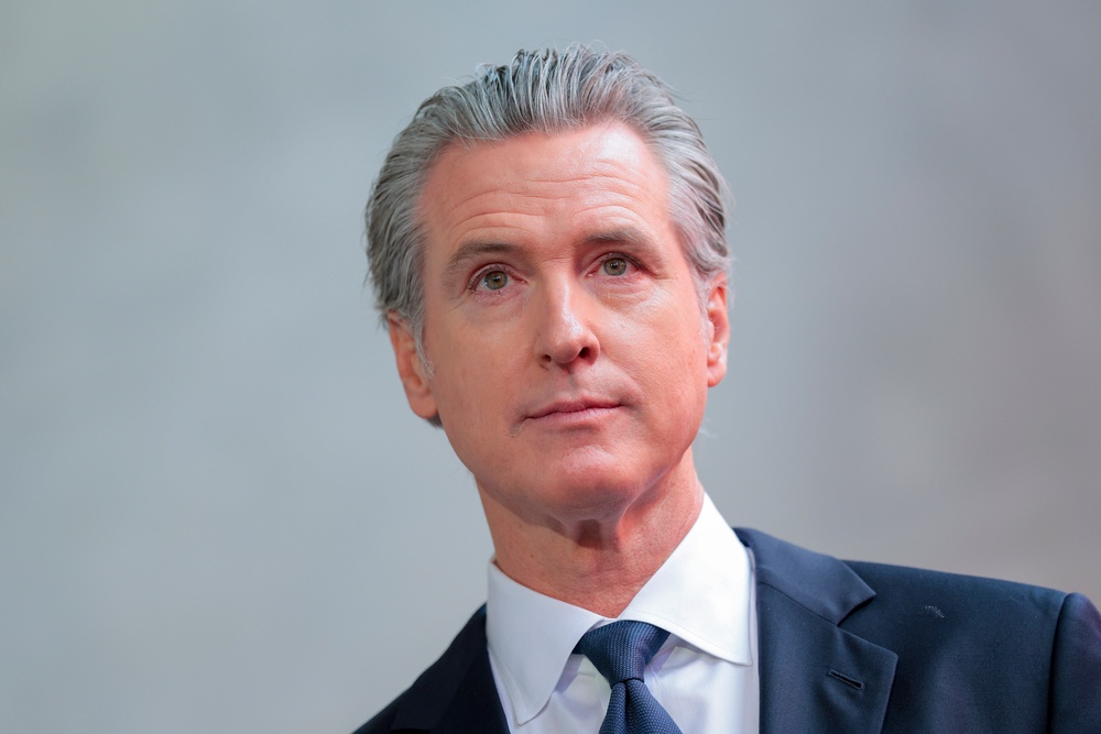 Gavin Newsom honors Dolly Parton (Getty Images)