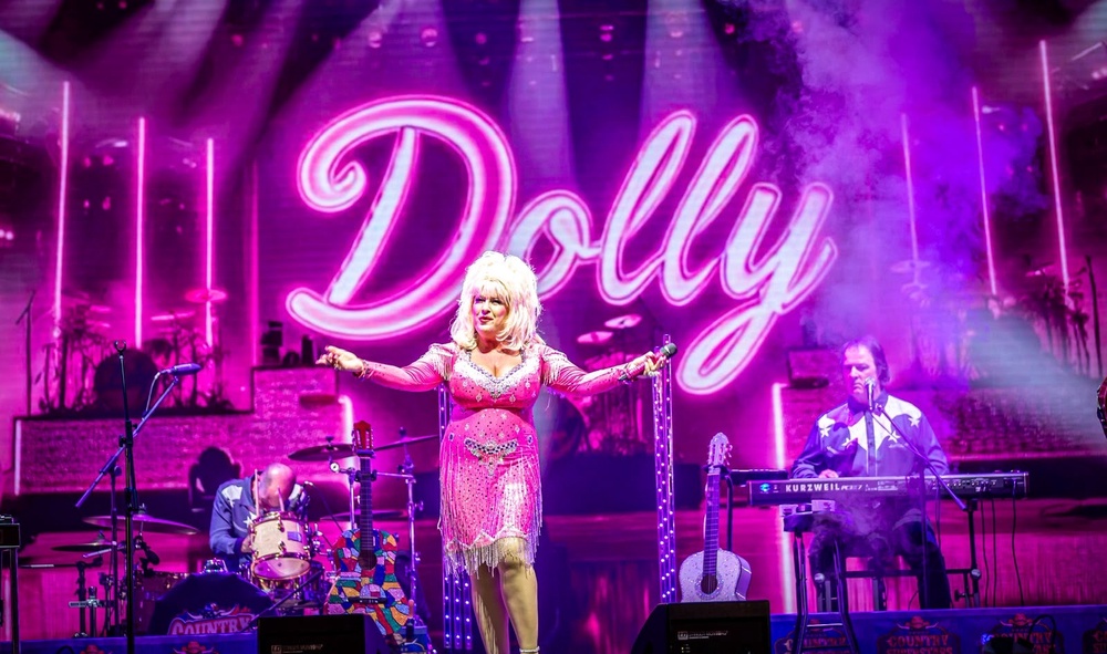 Sarah Jayne performing as Dolly Parton in her show (Sarah Jayne)