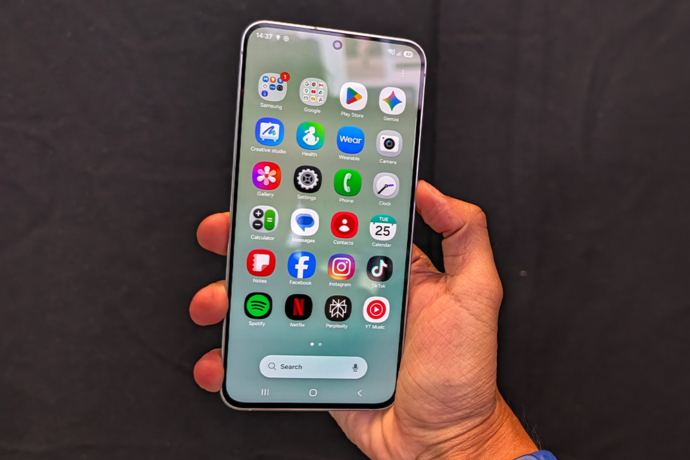 It boasts a Dynamic AMOLED 2X display (Alex Lee/The Independent)