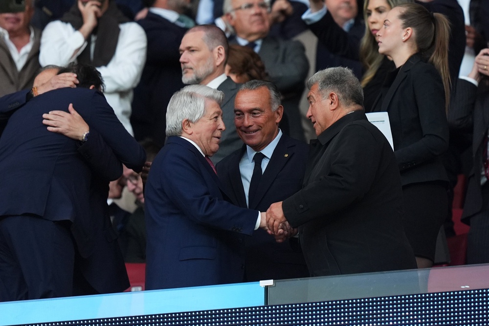 Enrique Cerezo, President of Atletico de Madrid, shakes hands with Joan Laporta, President of FC Barcelona (Getty)