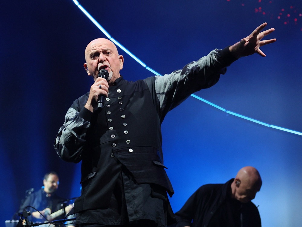 Peter Gabriel honors Dolly Parton (Getty Images)