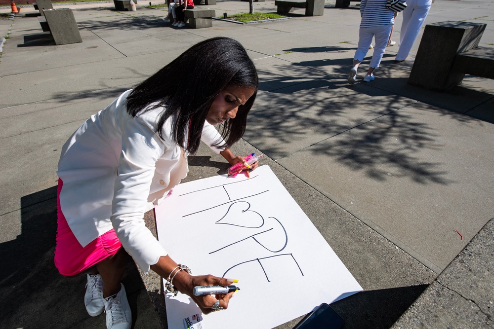 A supporter of Lindsay Clancy creates a poster outside Plymouth County Superior Court during Lindsay Clancy's murder trial (AFP/Getty)