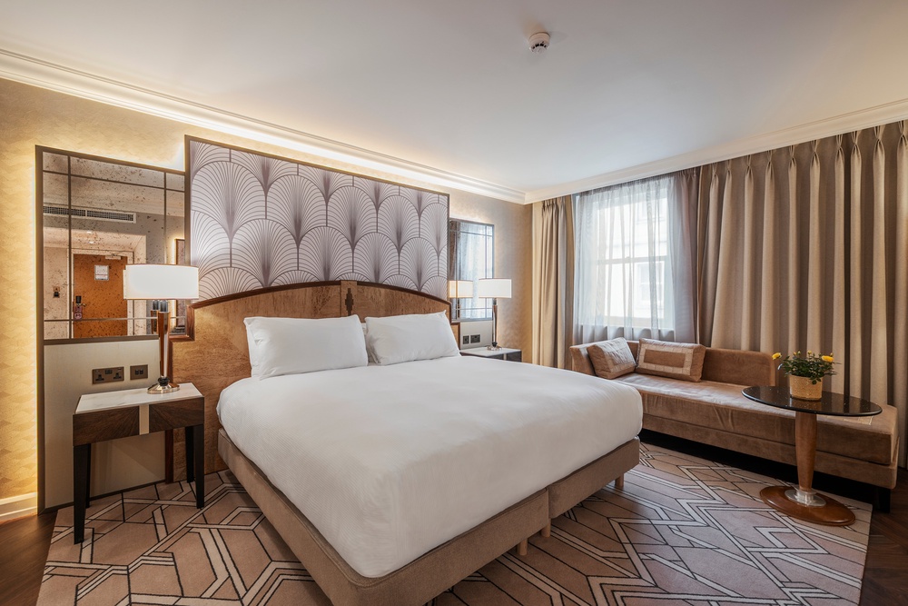 There are 432 rooms at the hotel (Hilton)