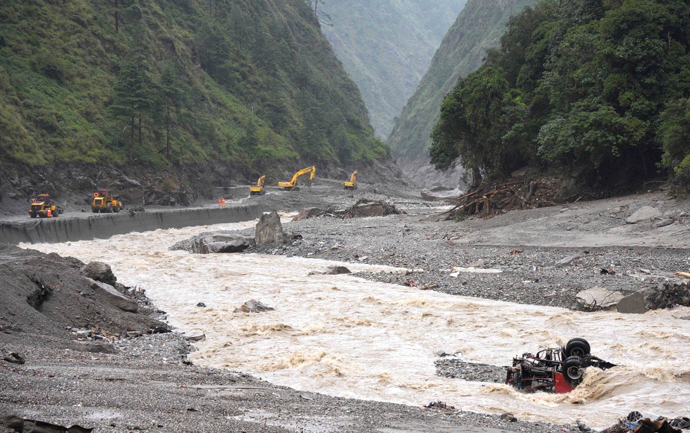 Excavators and loaders in action as rescue workers repair a road leading to Gyirong Port after a mudslide, in Gyirong county, Shigatse, Tibet Autonomous Region, China 28 August 2026 (Reuters)