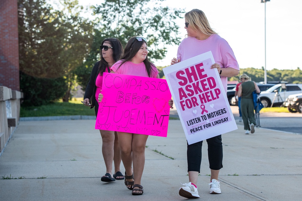 Supporters of Lindsay Clancy hold signs outside the Plymouth County Superior Court (AFP/Getty)