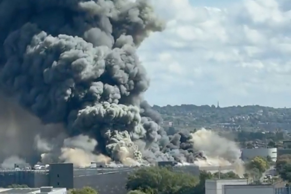 Around 125 firefighters are on the scene (X/@saintkna)