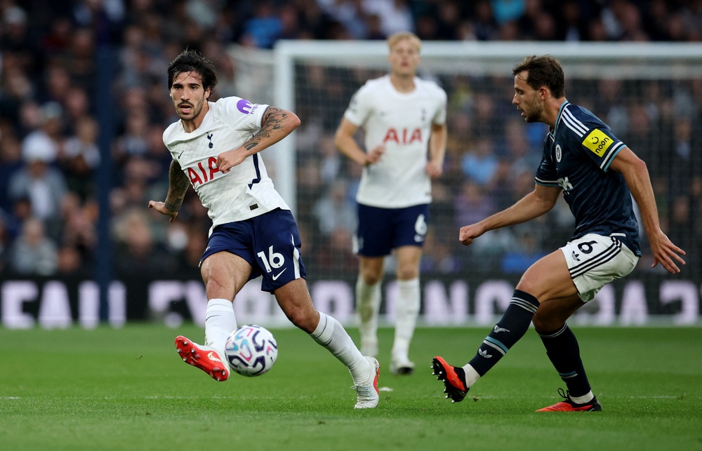 Gonzalez closes down former Newcastle midfield Sandro Tonali (Reuters)