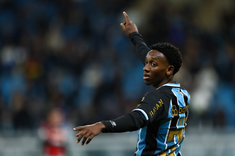 Gabriel Mec of Gremio gestures against Flamengo (Getty)