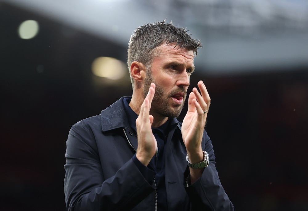 Carrick applauds the United fans. (Getty)