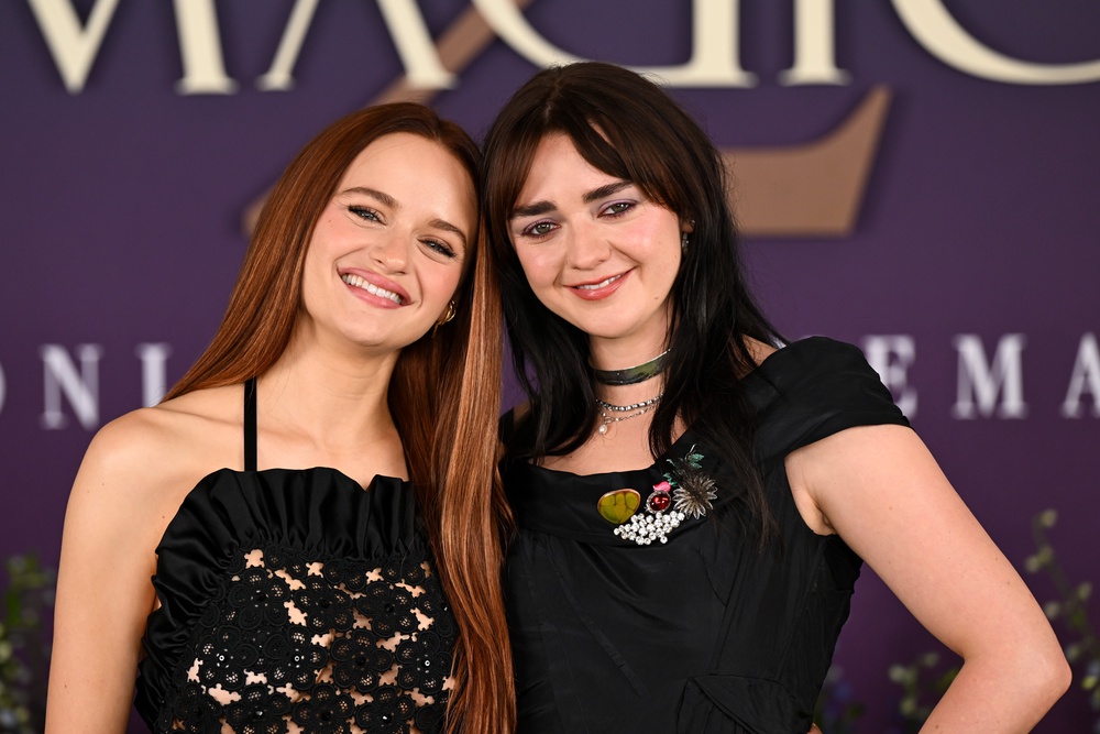 Maisie Williams, right, with co-star Joey King (Getty)