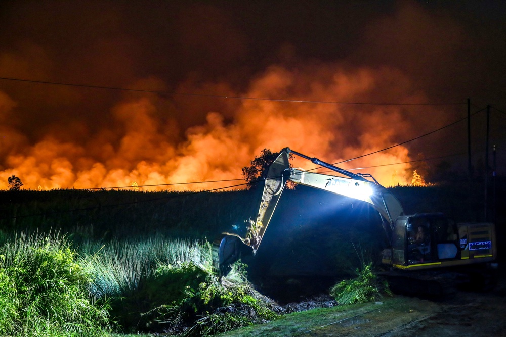 An excavator digs a trench in an attempt to extinguish a wildfire in the Tumbang Nusa area of Pulang Pisau (AFP/Getty)