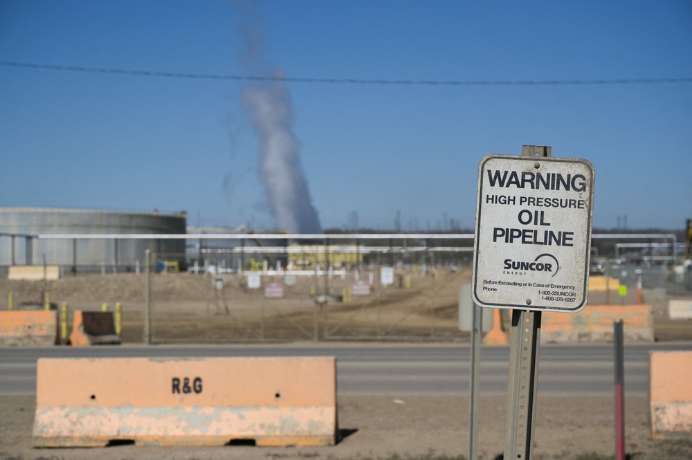 A view of an oil refinery of the Syncrude joint venture project in the Wood Buffalo municipality, 40 kilometers north of Fort McMurray (AFP/Getty)