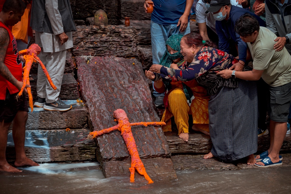 A relative mourns during the symbolic cremation of four members of the Magar family who remain missing after the flash floods, using effigies made of Kush grass, at the Pashupatinath temple in Kathmandu, Nepal, on 2 September 2026 (Getty)