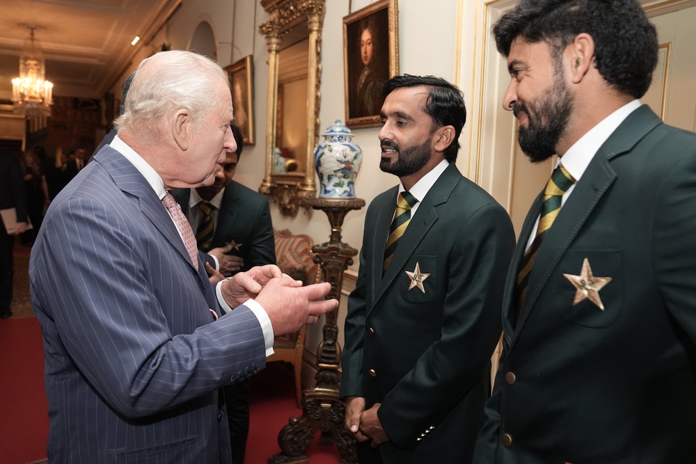 The King meets Ali Usman and members of the Pakistan cricket team (Stefan Rousseau/PA) (PA Wire)
