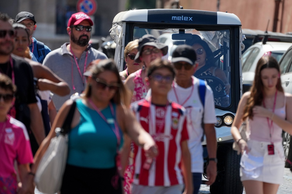 A golf cart makes its way through crowds of tourists in Rome’s historic center, Tuesday, Aug. 18, 2026 (AP Photo/Gregorio Borgia) (Copyright 2026. The Associated Press. All rights reserved)