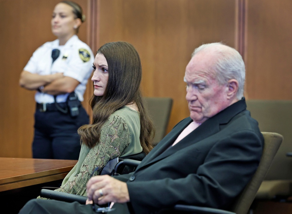Lindsay Clancy and her attorney, Kevin Reddington, at her murder trial (Greg Derr/The Patriot Ledger vía AP)