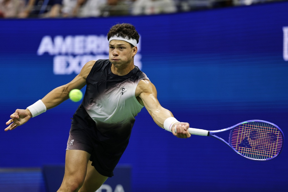 Ben Shelton returns against Stefanos Tsitsipas (Adam Hunger/AP) (AP)