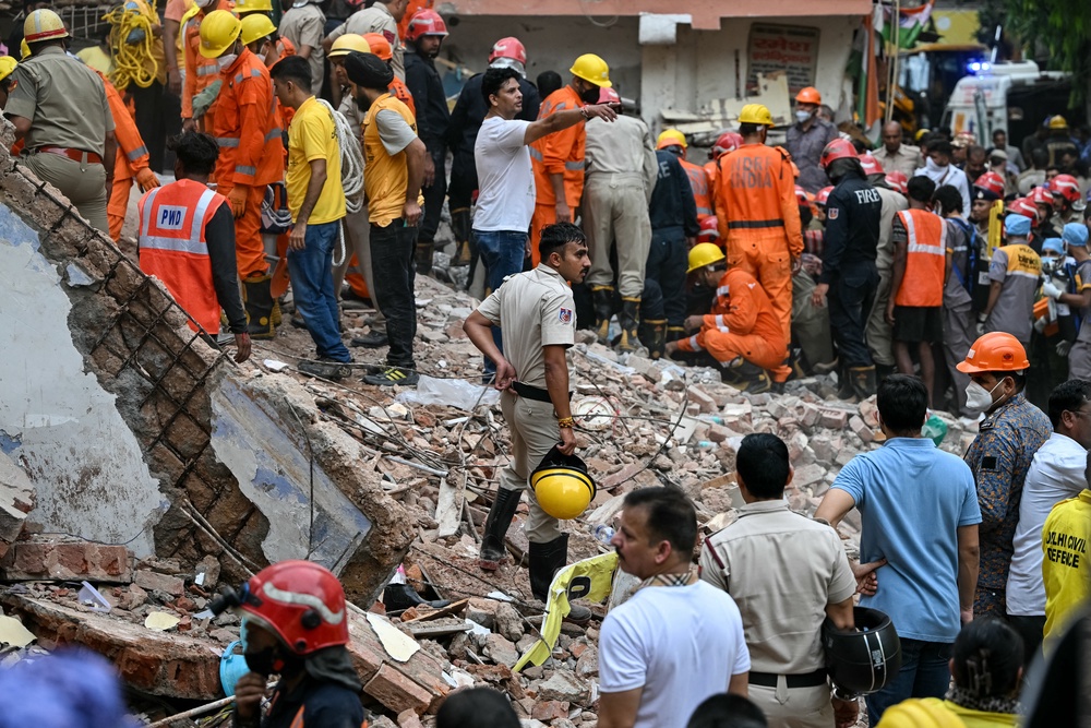 Rescue personnel conduct a search operation for survivors at the site of a building collapse in the Satya Niketan area in New Delhi on 6 September 2026 (AFP/Getty)