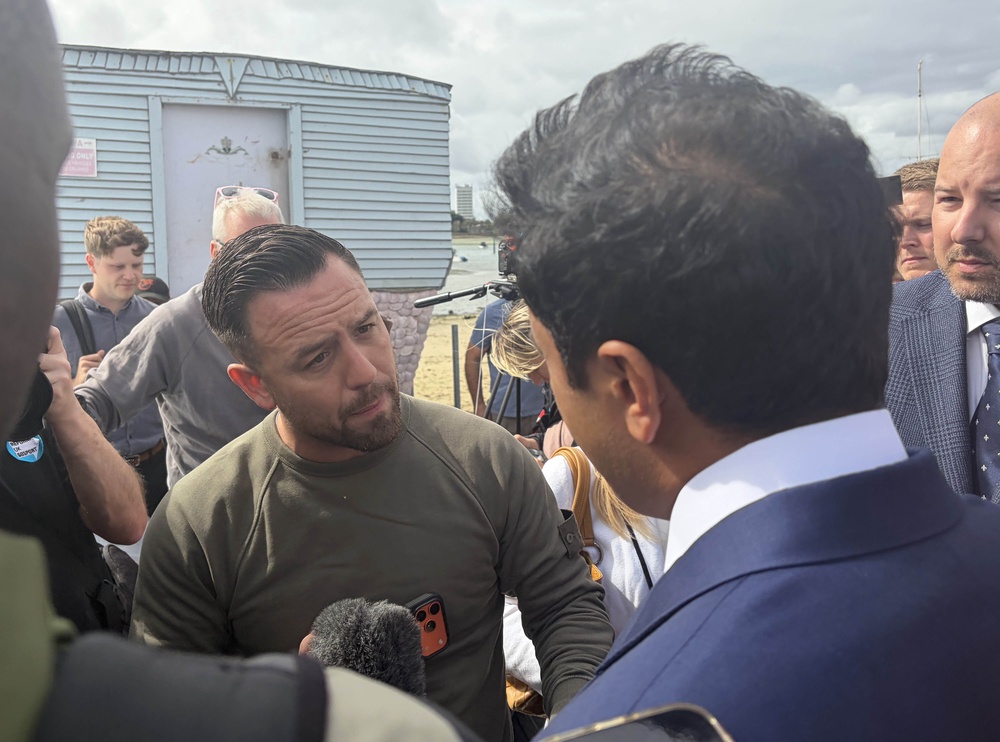 Patriot Platform founder Daniel Thomas, known as Danny Tommo speaking to Reform UK home affairs spokesman Zia Yusuf in Portsmouth (Pol Allingham/PA) (PA Wire)