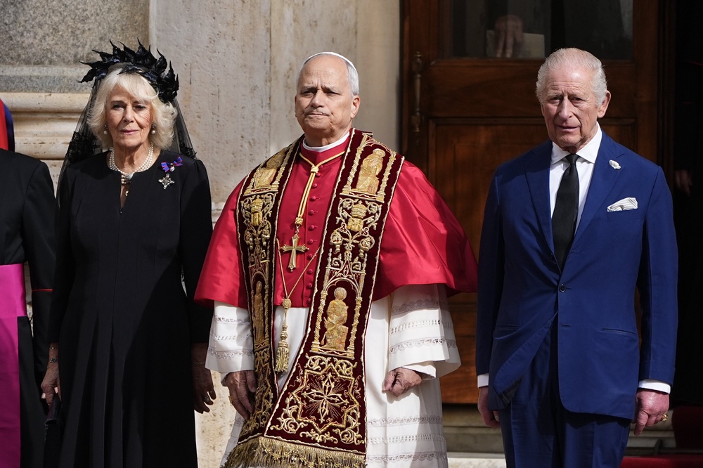 The King and Queen with Pope Leo XIV in the San Damaso Courtyard, in St Peter’s Square, during the state visit to the Holy See (Aaron Chown/PA) (PA Archive)
