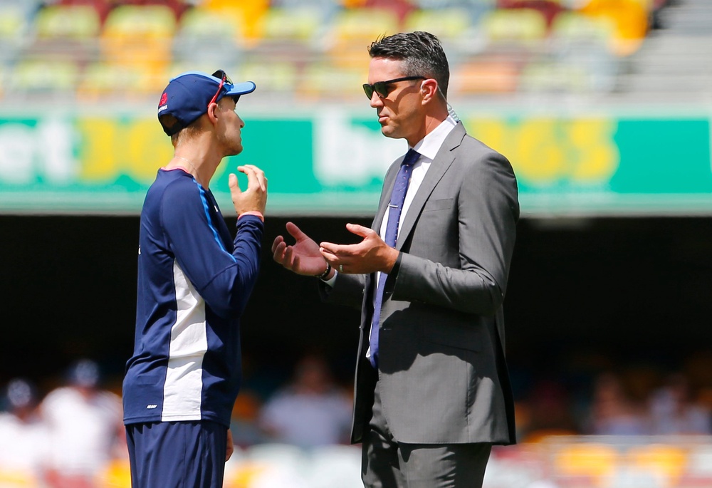 Root chats with Kevin Pietersen during an Ashes match in Brisbane in November 2017 (Jason O’Brien/PA) (PA Archive)