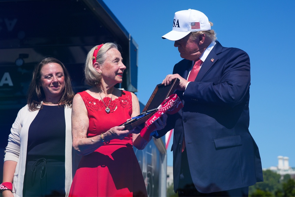 Alison Crowther (C), the mother of Welles Crowther, a volunteer firefighter known as the 
