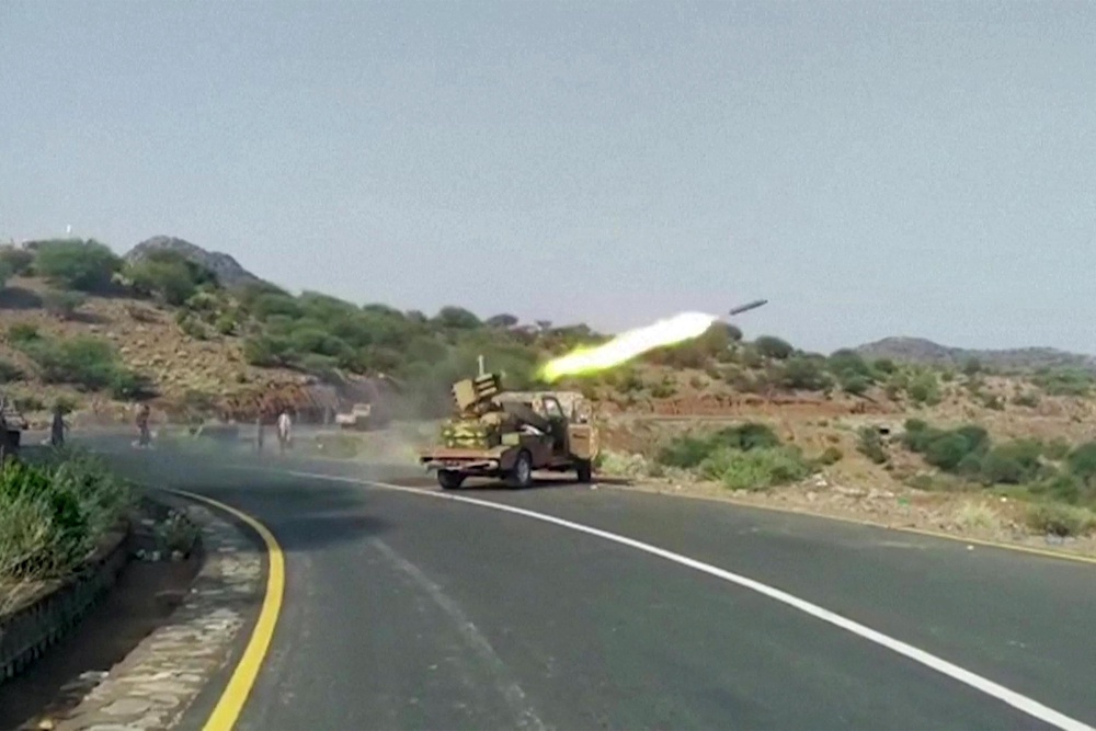 A rocket being fired from a vehicle-based launcher, as Yemeni government forces and National Resistance Forces fire at Houthi fighters on the Kadha front, west of the city of Taiz (Yemen National Resistance Forces)