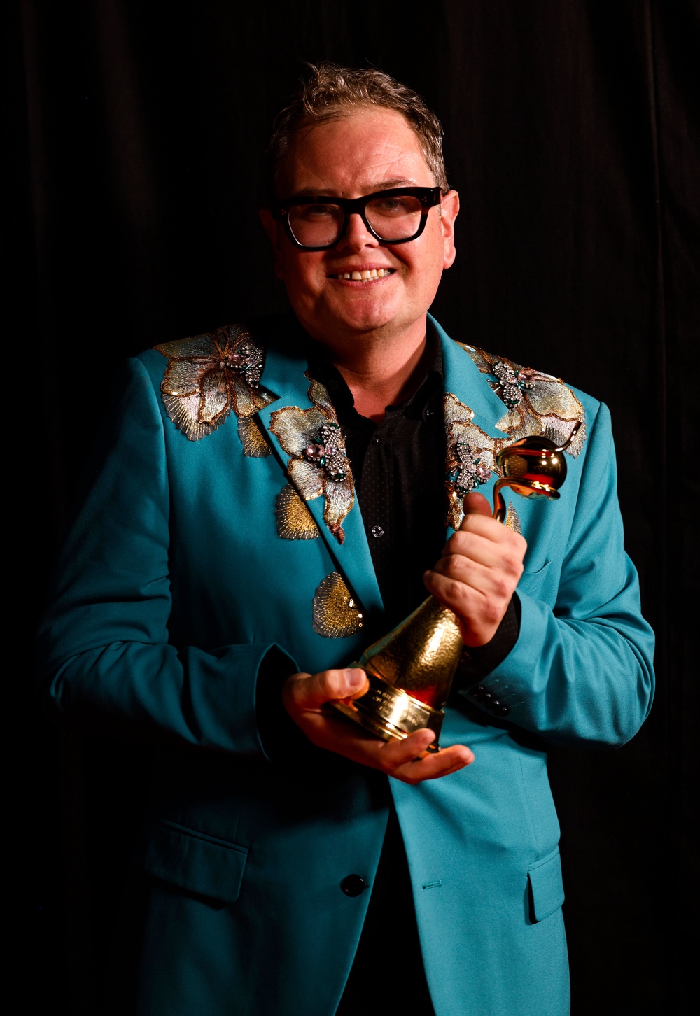 Alan Carr poses with his 'Special Recognition' award (Getty)