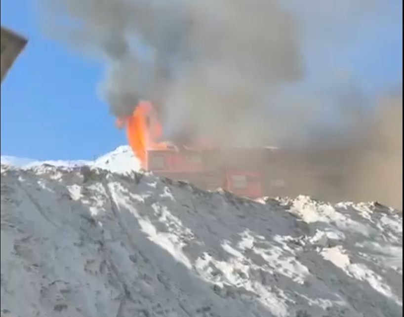 The fire started on the top floor of the hotel before spreading down (X/@fdo2000)