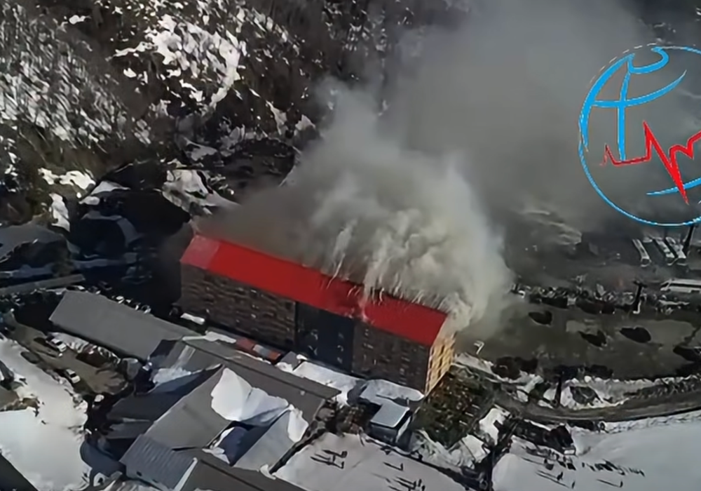 A huge plume of smoke rose from the hotel's roof before the fire spread to the surrounding area (Emergencias Nuble)