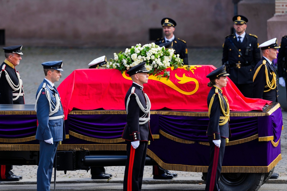 The coffin carrying King Harald V arrives for his funeral ceremony at Oslo Cathedral (Heiko Junge/AP) (AP)