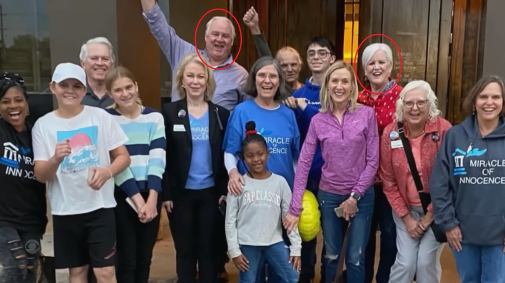 Dana Chandler poses for a photo with supporters,  including the Umbehrs in the back row, after she was released on bond following the hung jury in her second trial (CBS/48 Hours)
