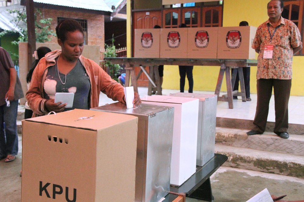 A Papuan woman casts her ballot during the legislative election in Jayapura in Indonesia's eastern Papua province on April 9, 2014 (AFP/Getty)