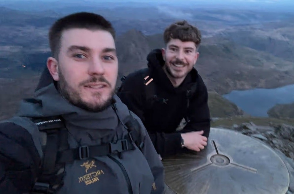 Bradley Richards (left) with a friend before the Singapore Airlines incident (Bradley Richards)