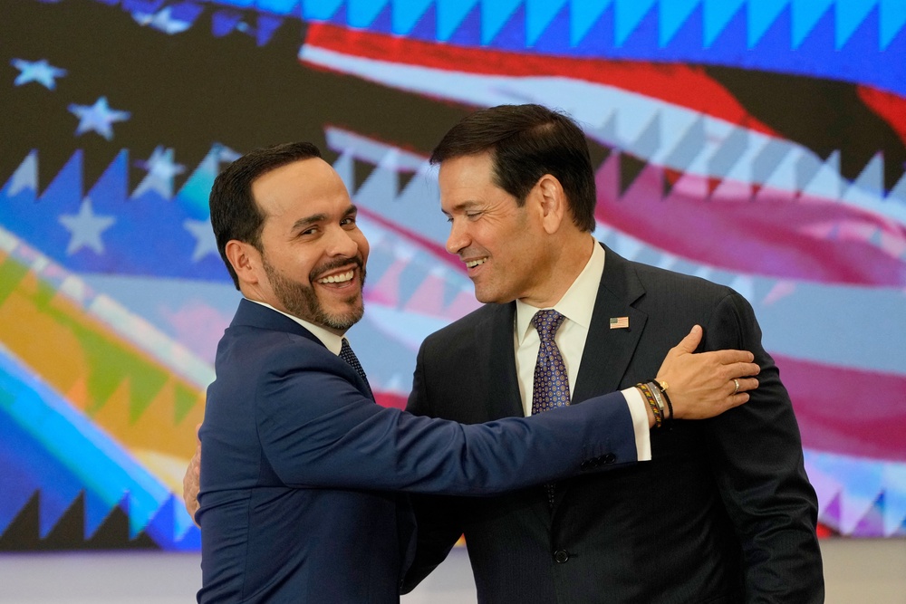 Colombia's president Abelardo de la Espriella, who has launched an all-out war on armed groups, met US secretary of state Marco Rubio (right) during a bilateral agreements signing ceremony in Barranquilla (AFP/Getty)