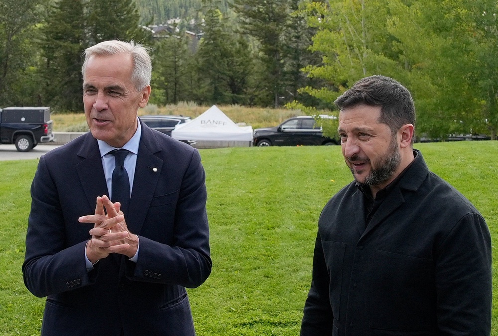Canada's prime minister Mark Carney stands next to Ukraine's president Volodymyr Zelensky following a federal government cabinet meeting in Banff, Alberta, Canada, 10 September 2026 (Reuters)