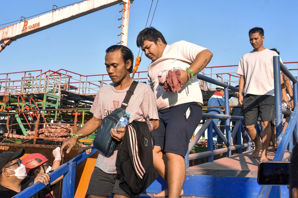 Survivors of the Virgo Transport 8 passenger ferry, which capsized 13 September carrying 213 passengers and 30 crew while en route from Banjarmasin to Surabaya, disembark following their rescue at the port in Banjarmasin, South Kalimantan, on 14 September 2026 (AFP/Getty)