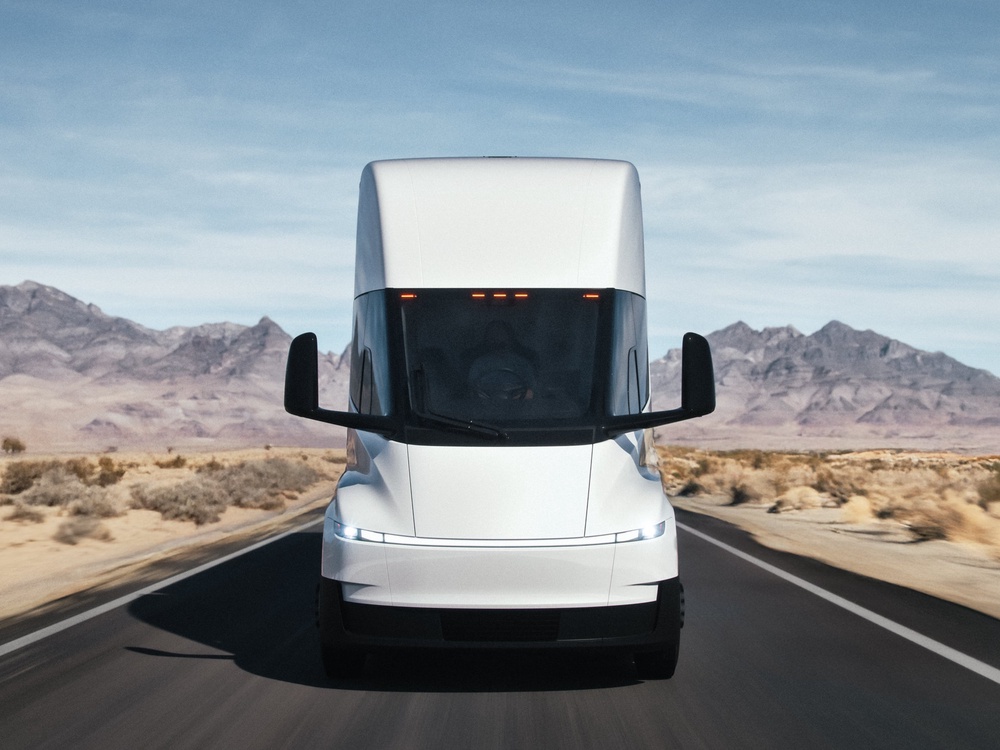 The Tesla Semi gets the family Tesla look with a distinctive full-width front light bar (Tesla)